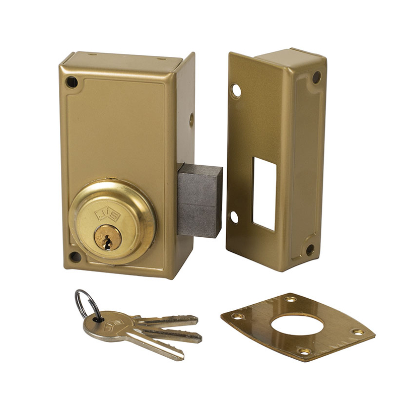 Cerradura de sobreponer dorada con llaves instalada en Vigo por Cerrajería Novoa