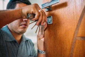 Cerrajero profesional abriendo puerta con ganzúa