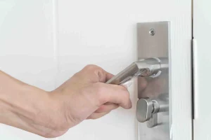Apertura de puerta con cerradura de seguridad